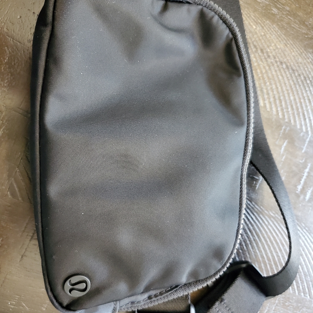 Lululemon 1L black waist pack